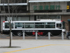 警察カラーの路線バス…( ゚д゚)ポカーン