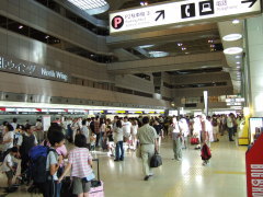 えらい混みっぷりの羽田空港