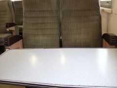 普通列車にテーブル席…