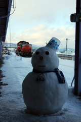 富良野駅 雪だるまとDD51