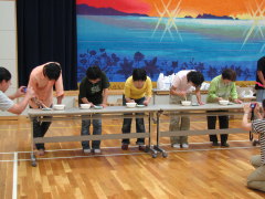 イクラ掴み大会改め小豆掴み大会