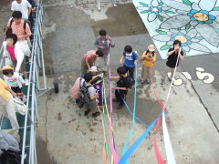 紙テープ連結作業中
