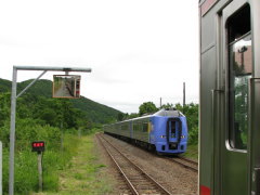 雄信内駅 スーパー宗谷1号と交換