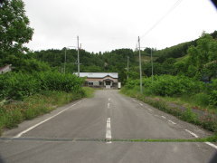 雄信内駅前