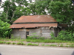 雄信内駅前の廃屋