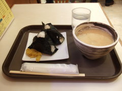 今日のおむすびは、たらこと山菜