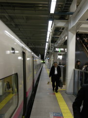 東北新幹線はやて25号 八戸駅到着