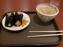 今日のおにぎりは、五目とおかか