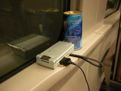 特急スーパーカムイで携帯充電中