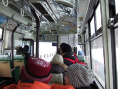 �ԑ��w�Ɍ������H���o�X